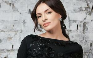 Мейхер сама демонструє одяг власного бренда