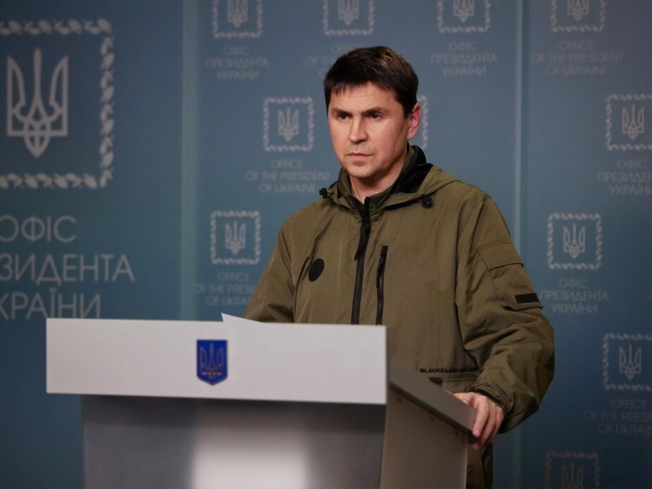 Подоляк призвал предоставить Украине оружие на фоне подготовки России к очередной эскалации