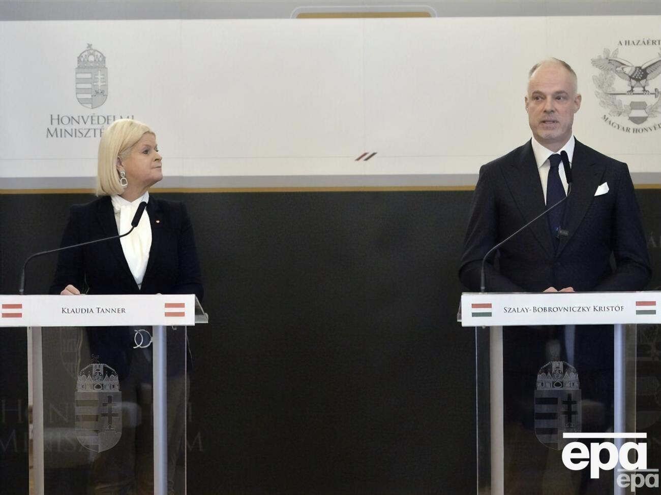 Среди стран Евросоюза только Австрия и Венгрия отказываются предоставлять Украине военную помощь, отмечали в МИД Украины