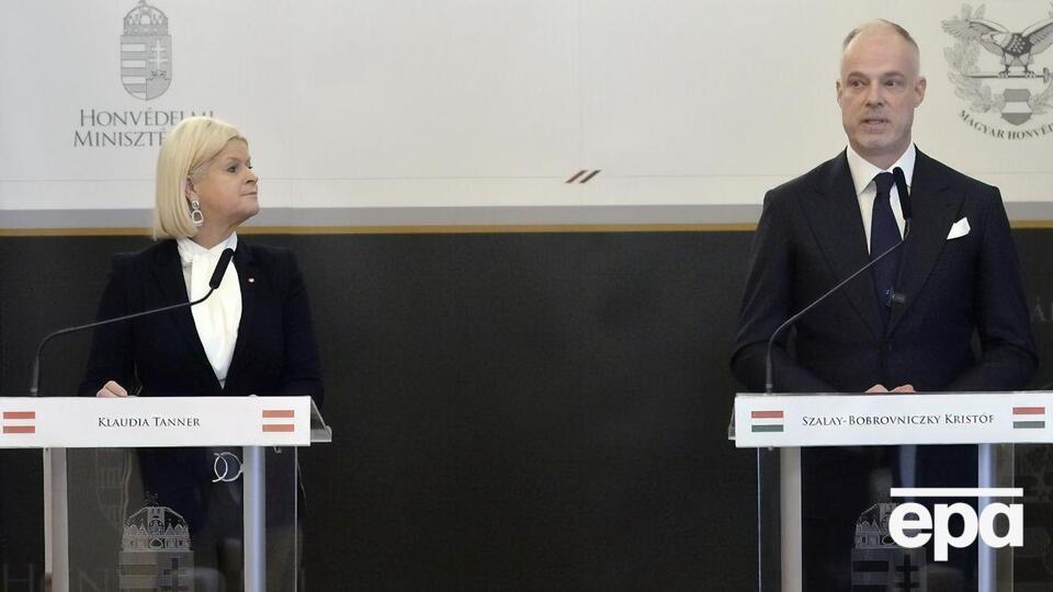 Среди стран Евросоюза только Австрия и Венгрия отказываются предоставлять Украине военную помощь, отмечали в МИД Украины