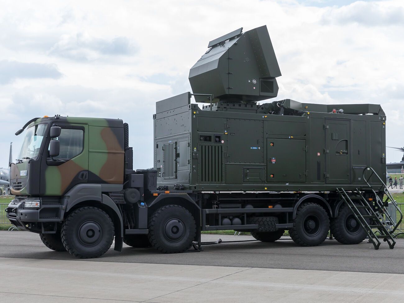 GM 200 &ndash; радар середньої дальності, дає змогу виявити ворожий літак на відстані 250 км