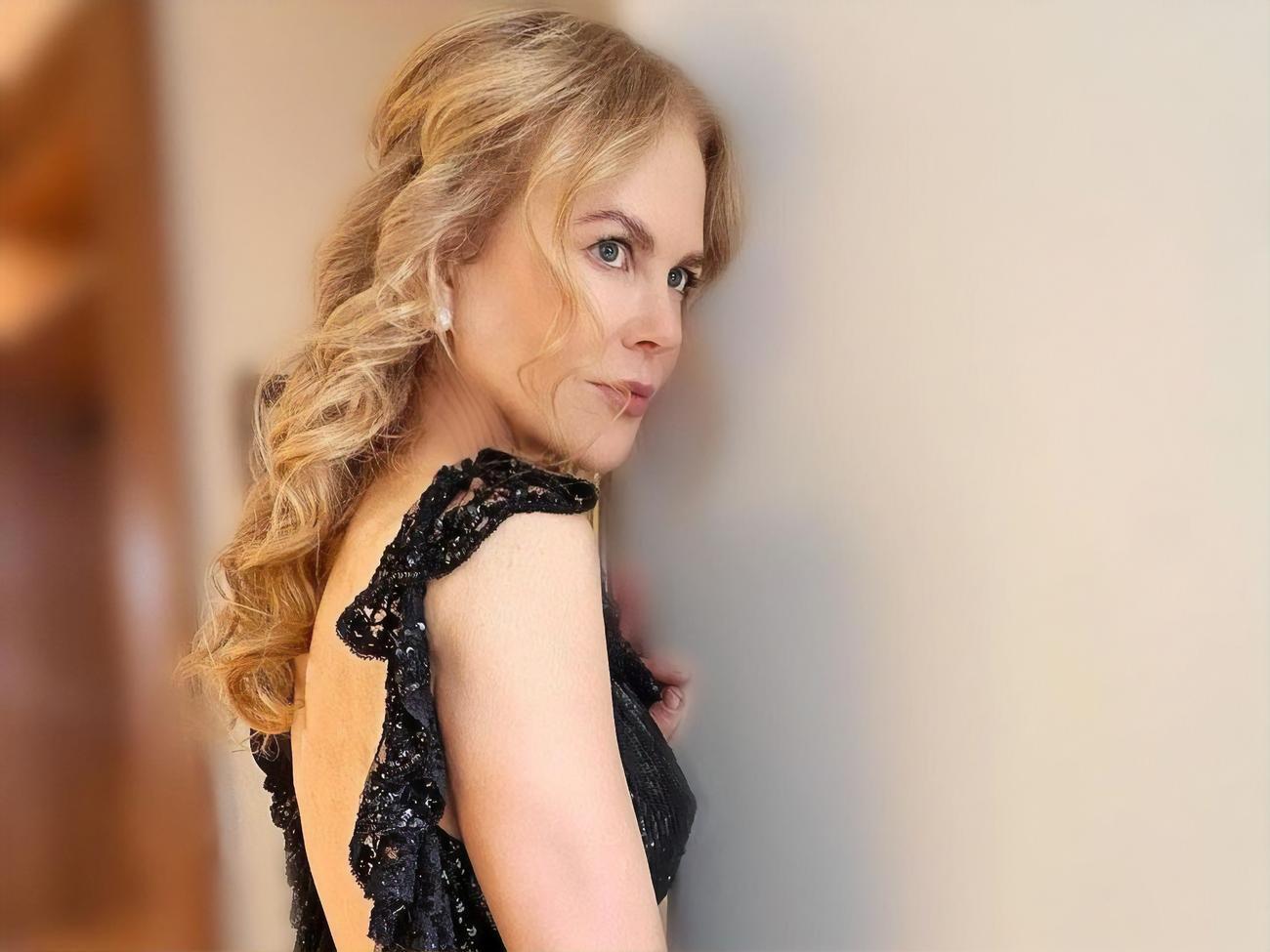 Кидман прогулялась возле моря