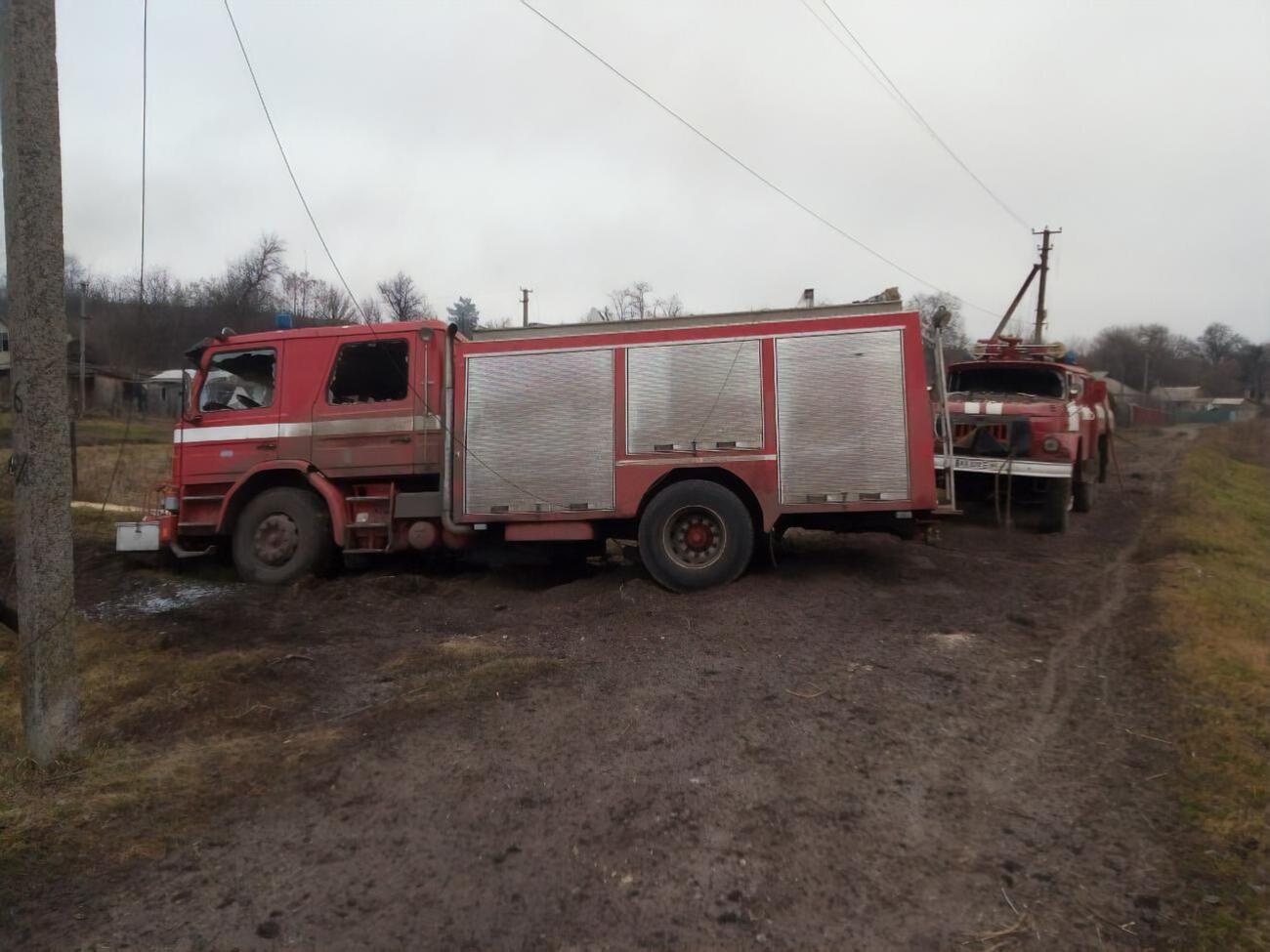Зокрема, росіяни обстрілами пошкодили рятувальні автомобілі ДСНС