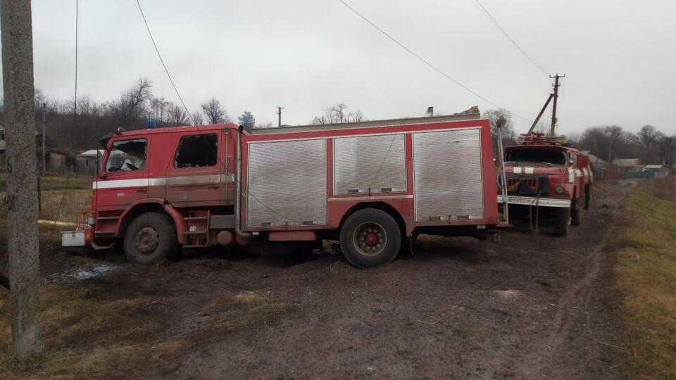 Зокрема, росіяни обстрілами пошкодили рятувальні автомобілі ДСНС