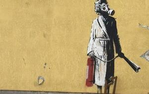 Кроме женщины в противогазе Бэнкси создал в Киевской области еще шесть муралов