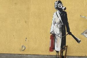 Кроме женщины в противогазе Бэнкси создал в Киевской области еще шесть муралов