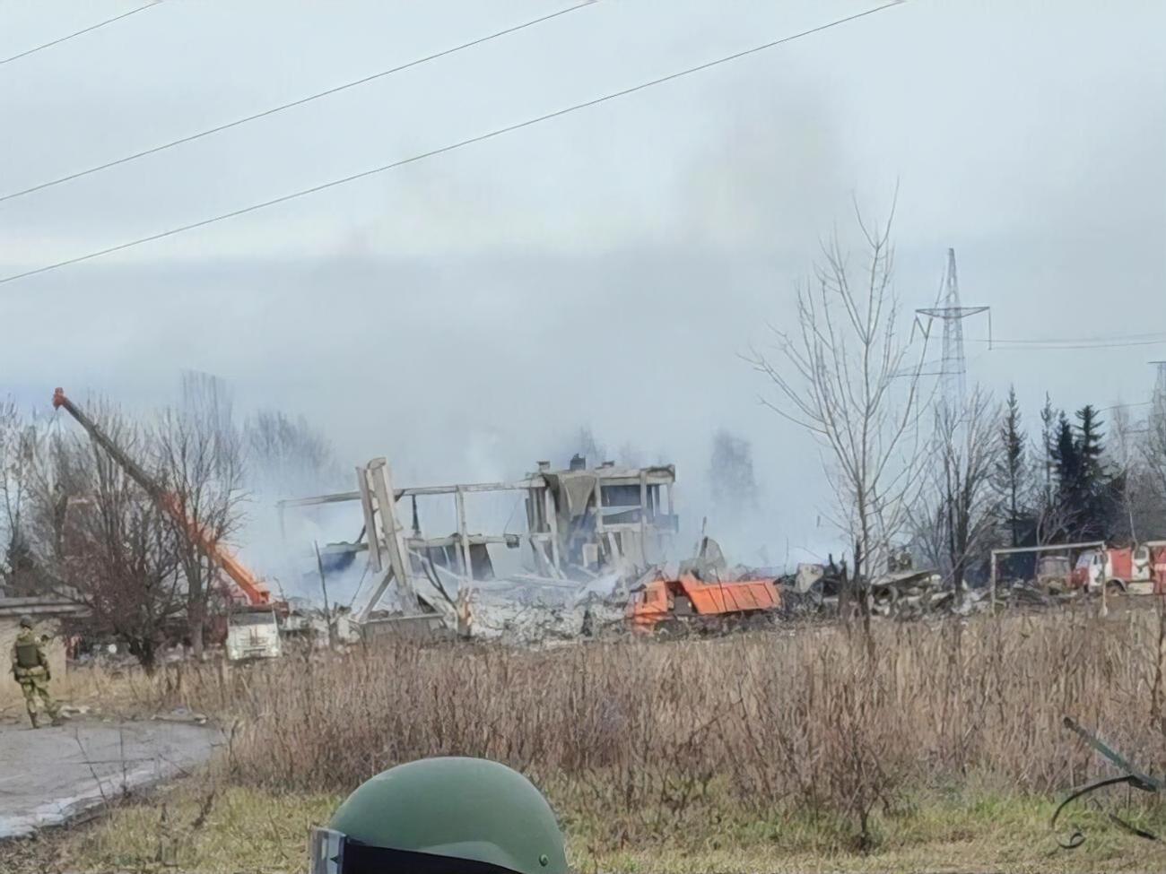 Будівлю ПТУ в Макіївці повністю зруйновано, проте частина розміщених там окупантів уціліла після удару