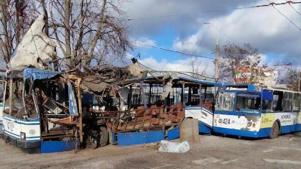 Лише в Херсоні росіяни протягом доби обстріляли тролейбусне депо, суднобудівний завод, газогін, житлові будинки