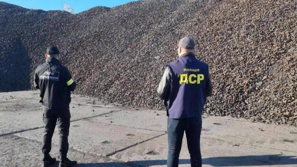За даними слідства, руду збиралися морем доправити військово-промисловим підприємствам Росії, зокрема ракетобудівним