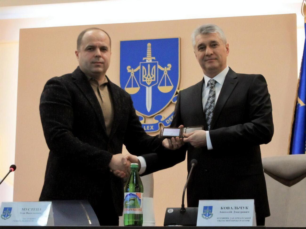 Ковальчука (на фото справа) представил замгенпрокурора