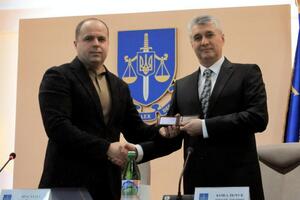 Ковальчука (на фото справа) представил замгенпрокурора