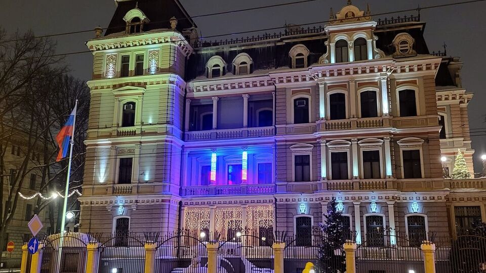 В посольстве РФ заявили полиции о том, что на их адрес поступила подозрительная посылка