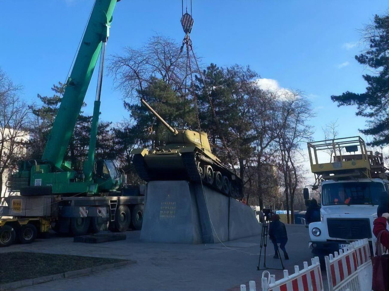 В Днепре убрали два памятника советского периода
