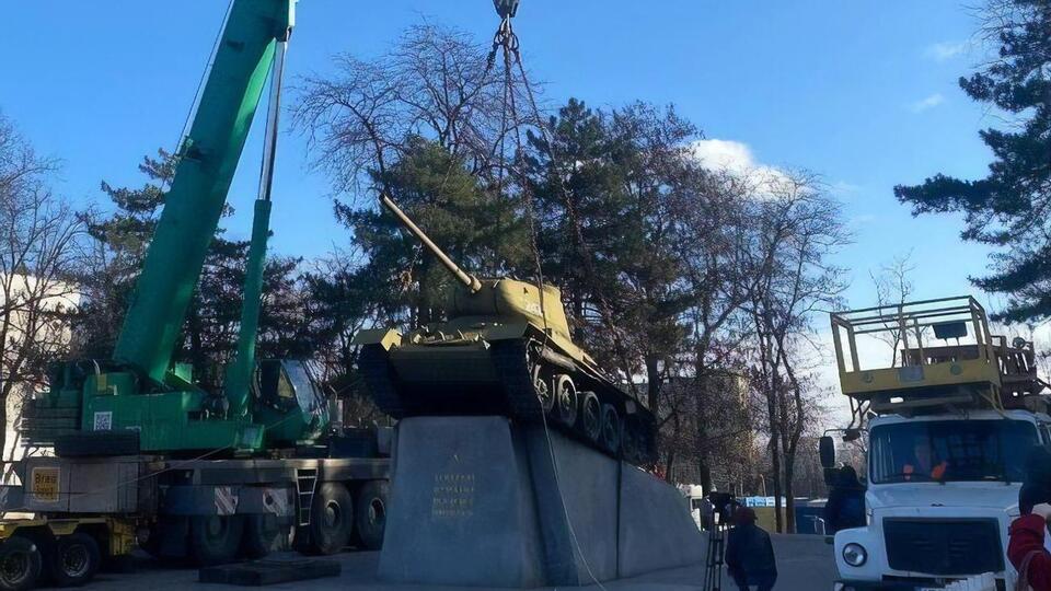 В Днепре убрали два памятника советского периода