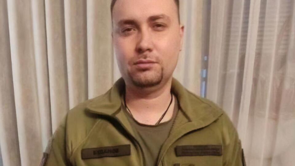 Буданов сразу же разрезал торт на куски