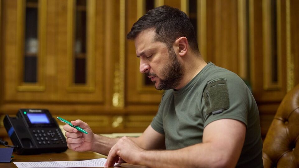 Зеленский (на фото) сообщил, что ознакомил Фредериксен с ситуацией на фронте