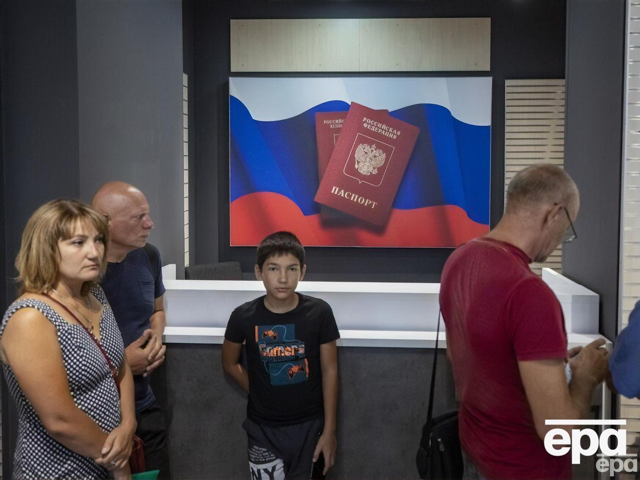 Россия раздает украинцам свои паспорта на временно оккупированных территориях