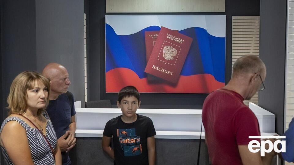 Росія роздає українцям свої паспорти на тимчасово окупованих територіях