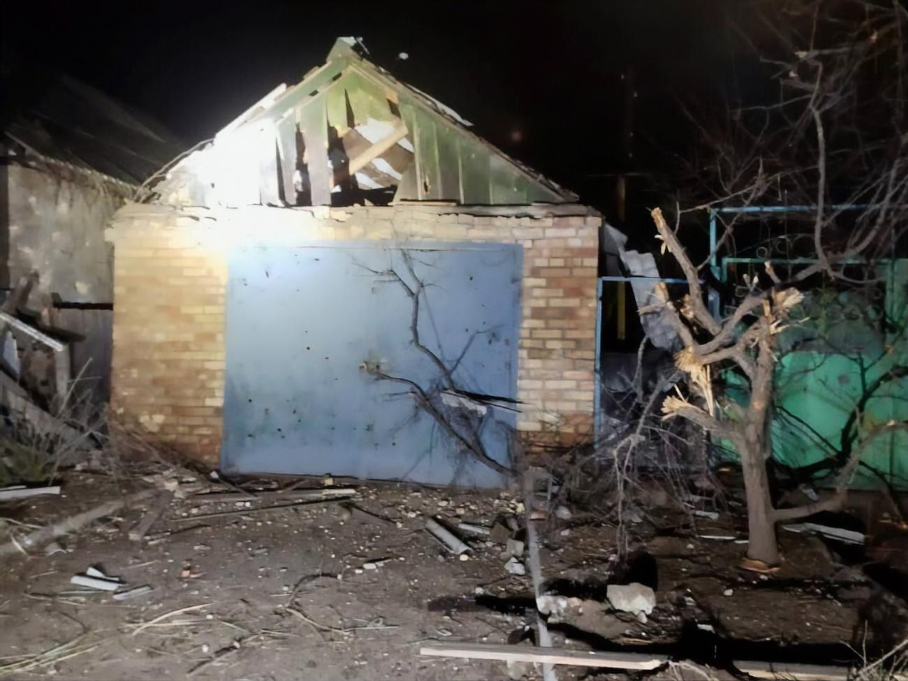 Чергові обстріли пошкодили десятки будинків, об'єкт соціальної інфраструктури та лінії електропередавання в Нікополі