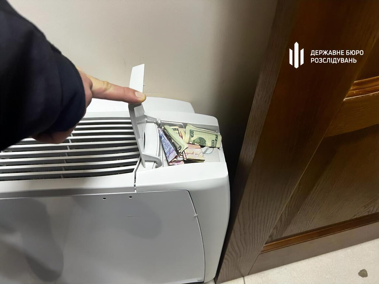 ГБР нашло тайники с деньгами на Одесской таможне. Задержан один инспектор