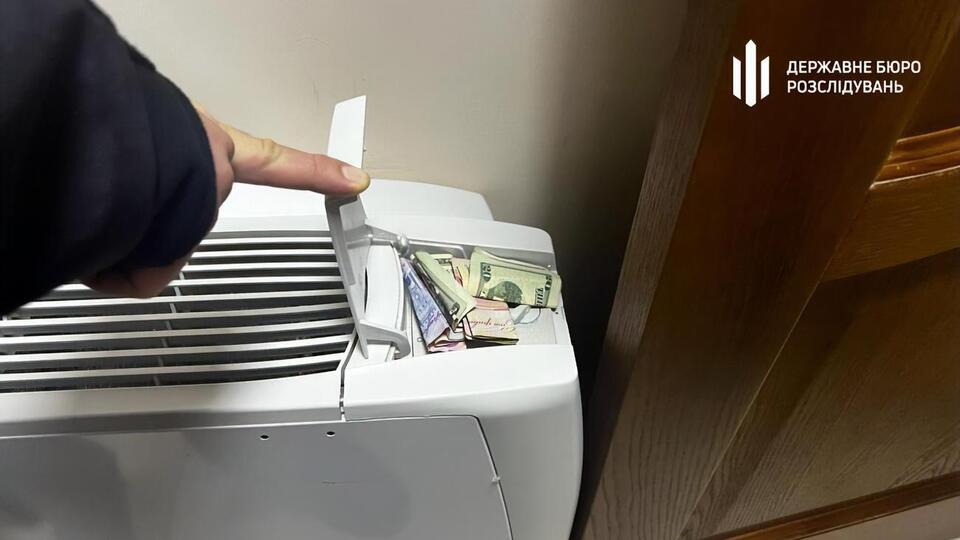 ДБР виявило схованки із грошима на Одеській митниці. Затримали одного інспектора