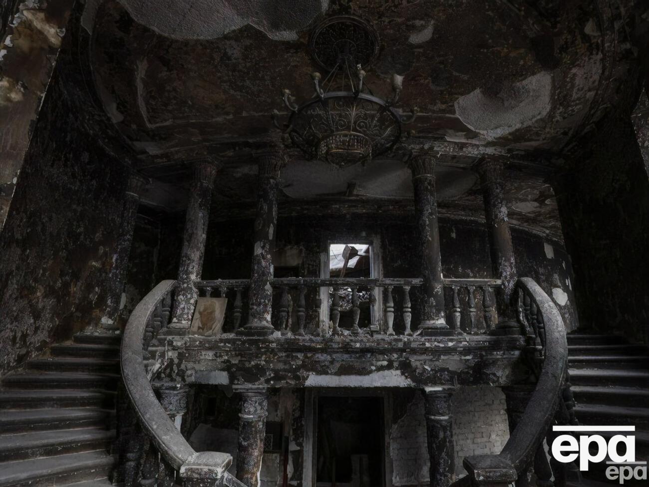 Россия разрушает культурные объекты в Украине (на фото &ndash; драмтеатр в Мариуполе)