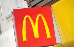 Агентство Bloomberg сообщило, что у компании возникли проблемы с российскими поставками мяса после решения McDonald's уйти из России