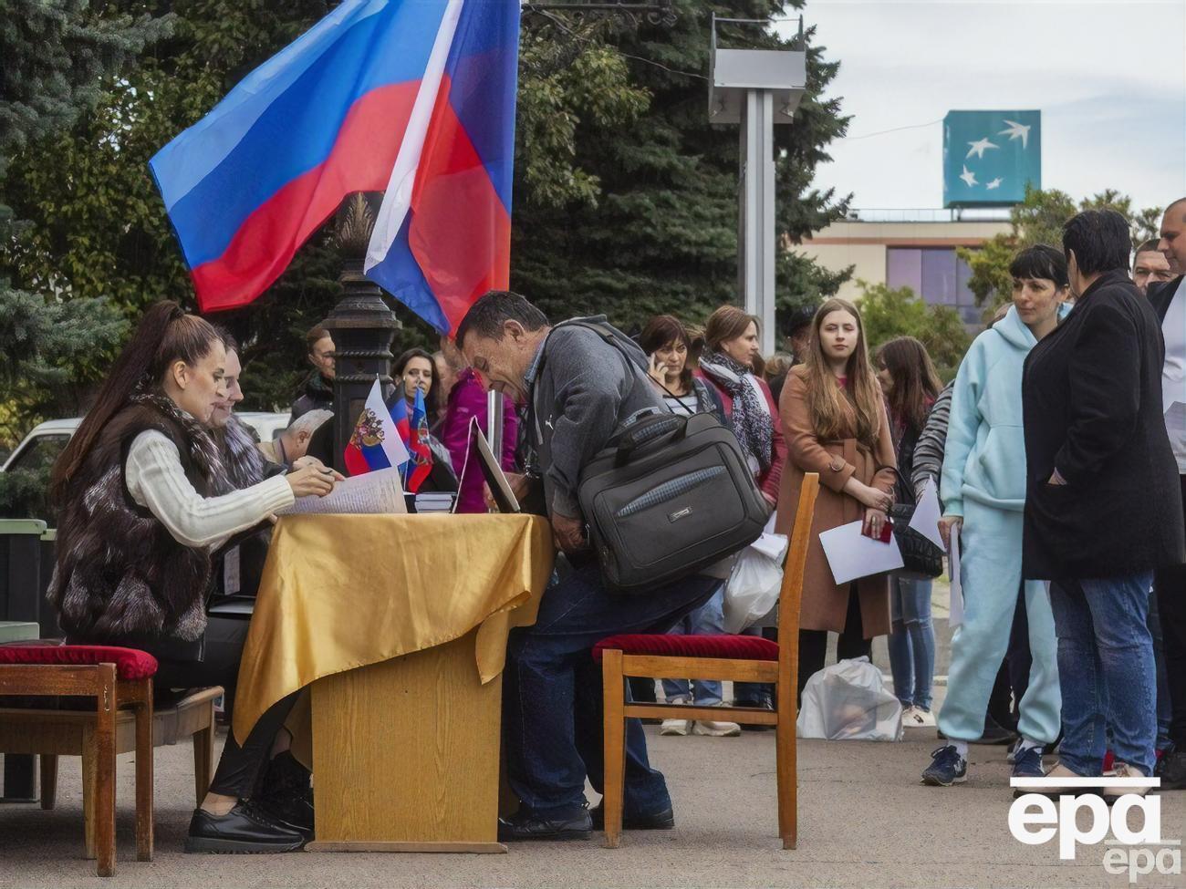 Часть фигурантов находится на оккупированной территории, но СБУ "знает о местах их пребывания и маршрутах перемещения", заявили в спецслужбе