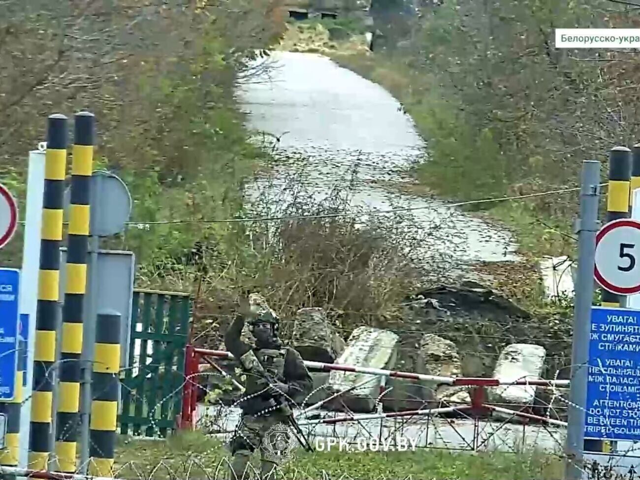 На опублікованому відео видно людину у військовій формі, яка махає рукою в бік пункту прикордонного контролю Білорусі