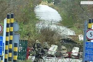 На опублікованому відео видно людину у військовій формі, яка махає рукою в бік пункту прикордонного контролю Білорусі