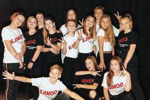 Light Balance Kids виступають у темряві з неновими шоу