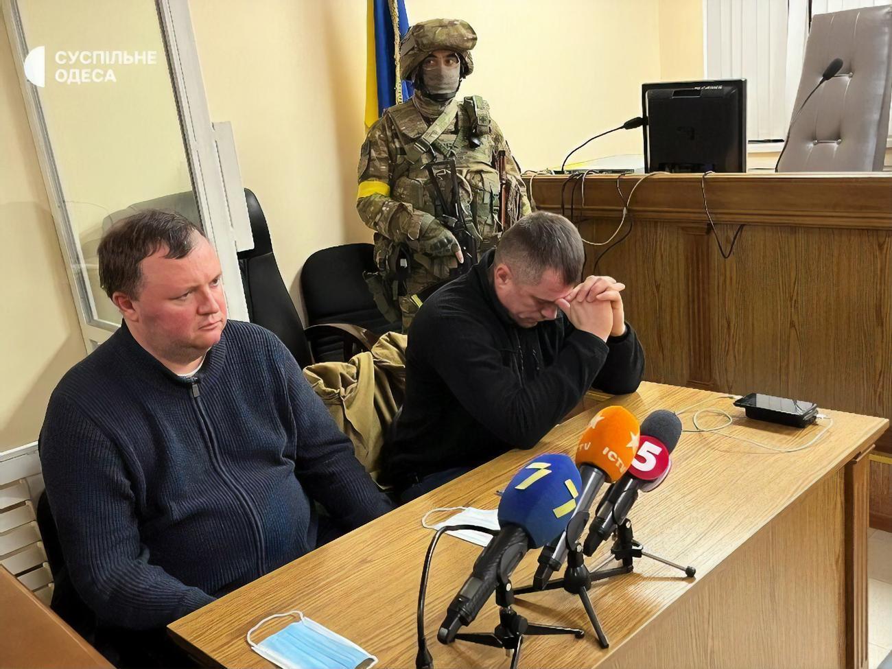 Муратову (на фото он слева) назначили меру пресечения с альтернативой залога