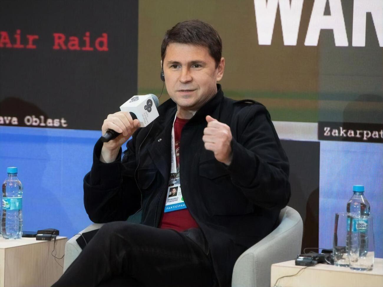 Украина не атакует чужую территорию и не убивает гражданское население, как это делает Россия, отметил Подоляк