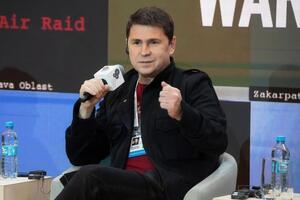 Украина не атакует чужую территорию и не убивает гражданское население, как это делает Россия, отметил Подоляк