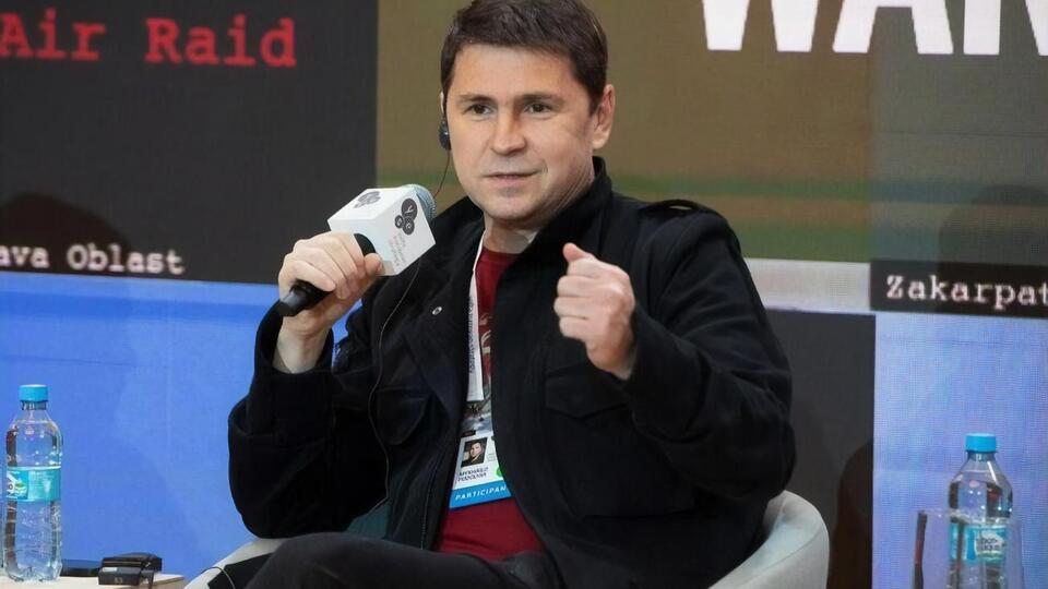 Украина не атакует чужую территорию и не убивает гражданское население, как это делает Россия, отметил Подоляк