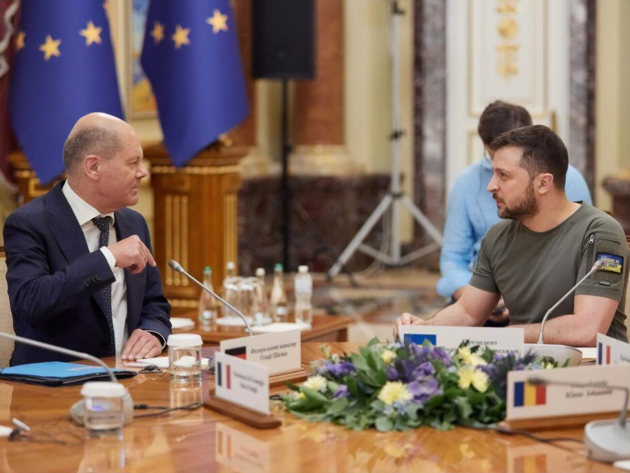Зеленський (праворуч) подякував Шольцу (ліворуч) за "потужний оборонний пакет" Україні від ФРН