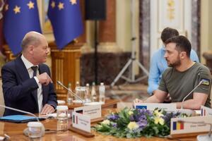 Зеленський (праворуч) подякував Шольцу (ліворуч) за "потужний оборонний пакет" Україні від ФРН
