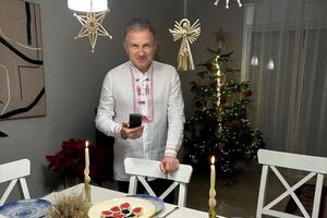 Горбунов одягнув на Різдво білу вишиванку із червоною вишивкою від українського бренда Indposhiv