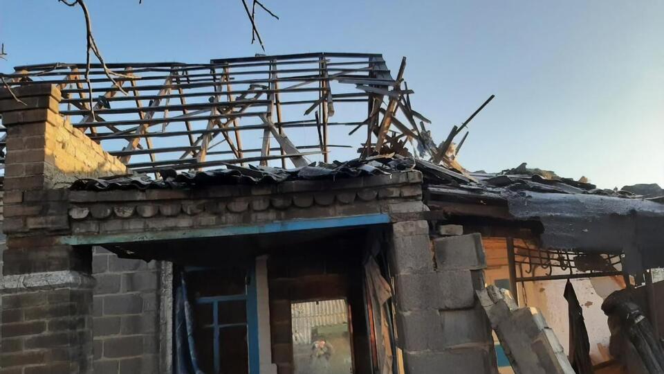 В результате обстрела повреждены и разрушены частные домовладения, многоквартирные дома и другие объекты