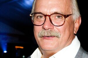 Накануне госпитализации Михалкова на одном из российских пропагандистских каналов 1 января в течение суток показывали старые программы с его участием