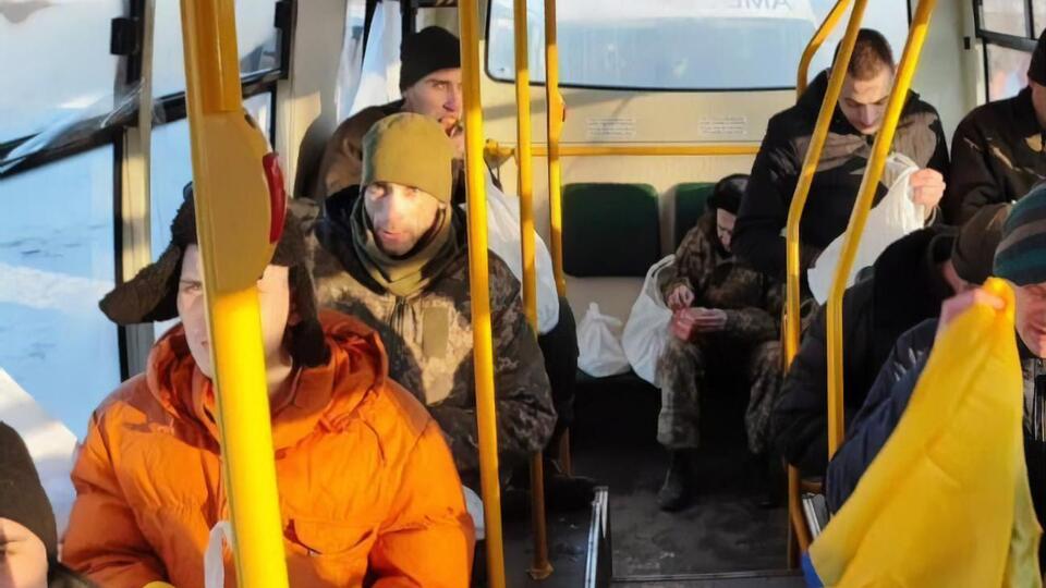 Среди освобожденных из плена военнослужащих 33 офицеров и 17 рядовых и сержантов
