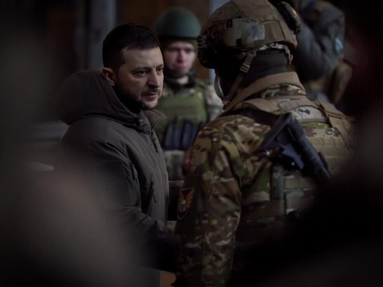 Зеленский сообщил, что Сырский сегодня объехал позиции ВСУ в районе Бахмута и Соледара и "на месте&nbsp;организовывал шаги, необходимые для укрепления нашей обороны"