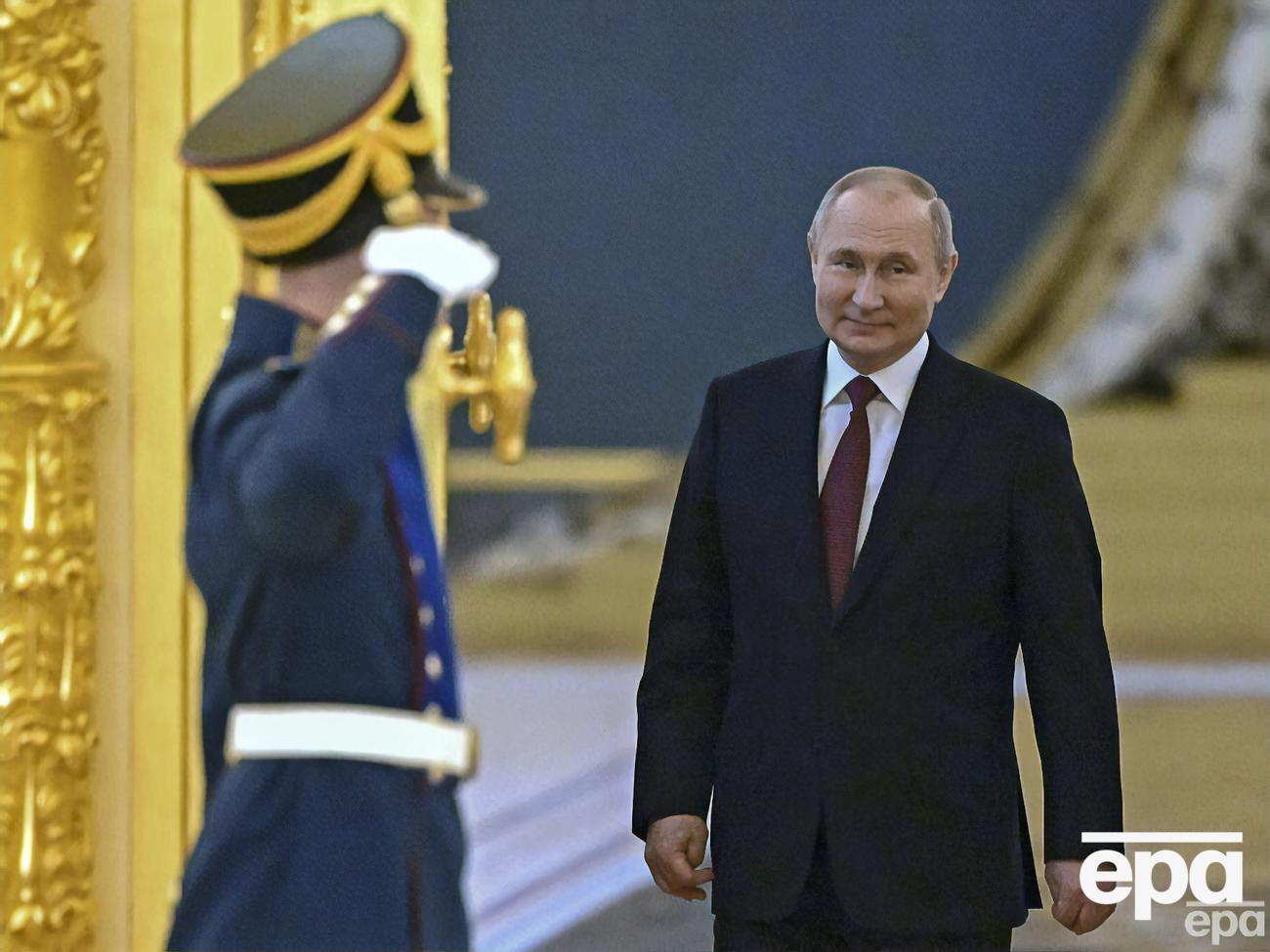 Шустер допустил, что Путин получает удовольствие, прячась в пещере с гаремом из мужчин и женщин