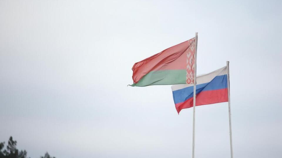 По данным минобороны Беларуси, в страну прибыли девять военных вертолетов из РФ