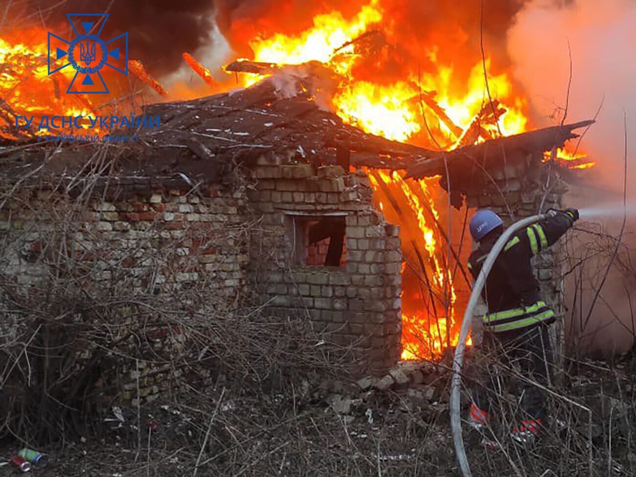 На місці одного з прильотів сталася пожежа