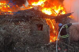 На месте одного из прилетов произошел пожар