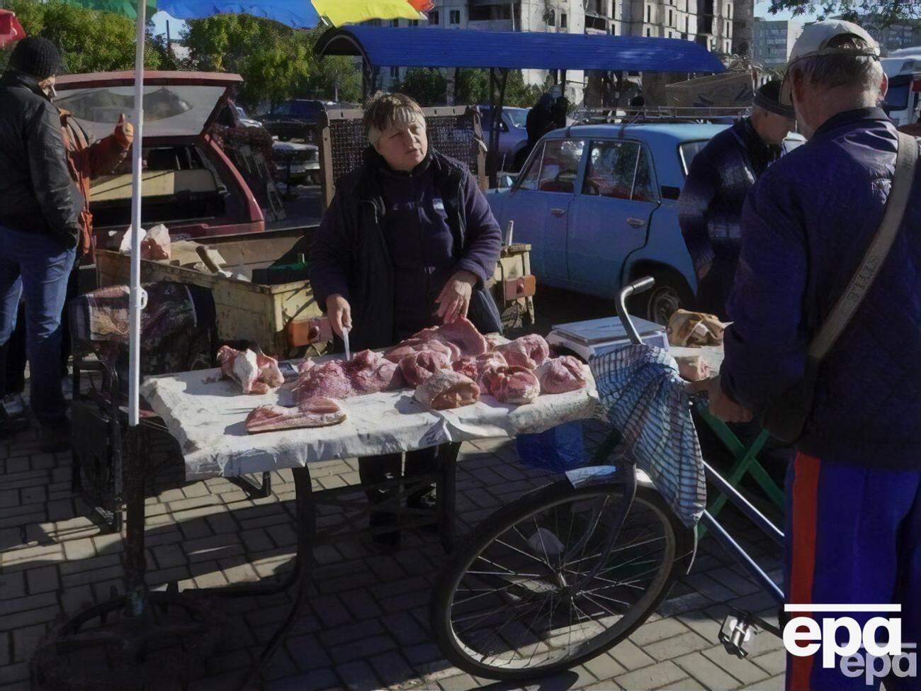 За даними ОВА, російські загарбники вимагають установлювати цінники винятково в рублях