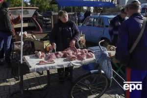 По данным ОВА, российские захватчики требуют устанавливать ценники исключительно в рублях