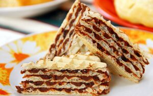 Блогерка каже, що цей вафельний торт готують із простих інгредієнтів, але виходить неймовірно смачно