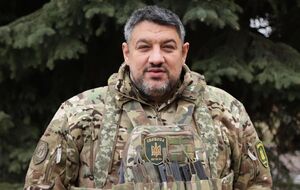 Кузык: Мы в Северодонецке двигаемся вперед… Меня вызывает один генерал: на карте мое подразделение, а от него нарисованы прямые стрелочки на линии врагов. Классное планирование... Говорю: "Это что, 1942 год? У нас лобовые атаки сохранились?"